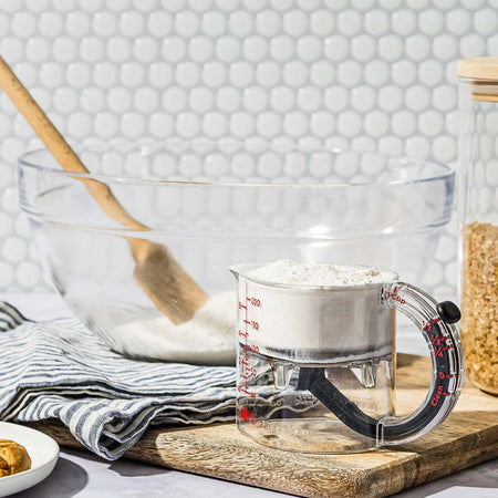Dreamfarm Upcup adjustable measuring cup with flour.