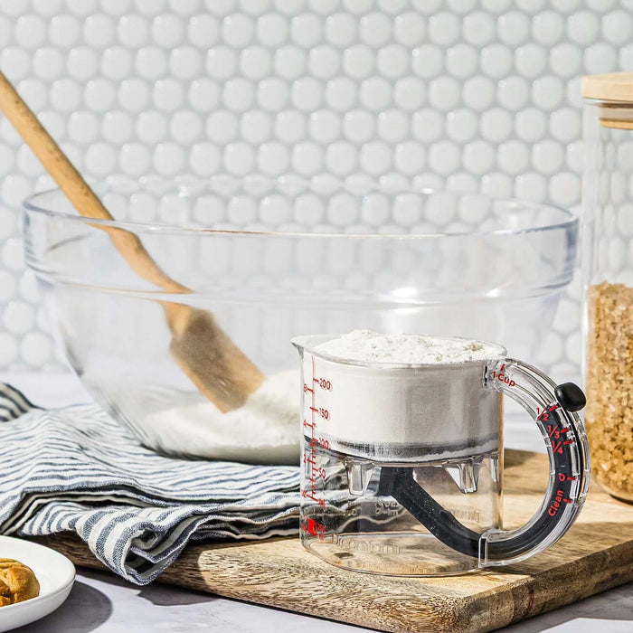 Dreamfarm Upcup adjustable measuring cup with flour.