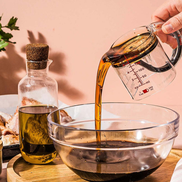 Dreamfarm Upcup adjustable measuring cup with oil.